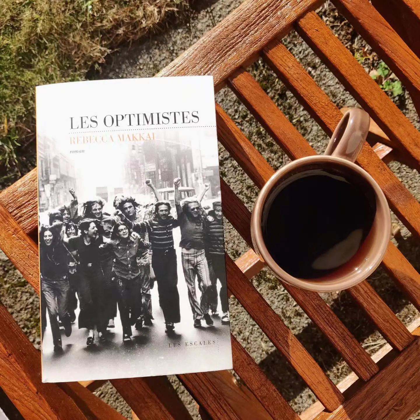 📚 Les Optimistes - Rebecca Makkai 📚
.
Ce livre est pour moi un bijou. On en ressort bouleversé – pour ne pas dire en larmes, à tenter de retenir des sanglots dans le train... 😬 L'immersion est totale, la plume de Rebecca Makkai vibrante, l'histoire belle et tragique. À lire absolument.
.
« Si jamais j’ai la possibilité de rester sous forme de fantôme, vous croyez que j’ai envie de voir des sanglots ? Je viendrai vous hanter. Pleurez, et je balancerai une lampe à travers la pièce, c’est compris ? Je vous flanquerai un tisonnier dans le cul, et pas pour vous faire du bien. »
.
#book #bookstagram #read #bookreview #igbooks #booklover