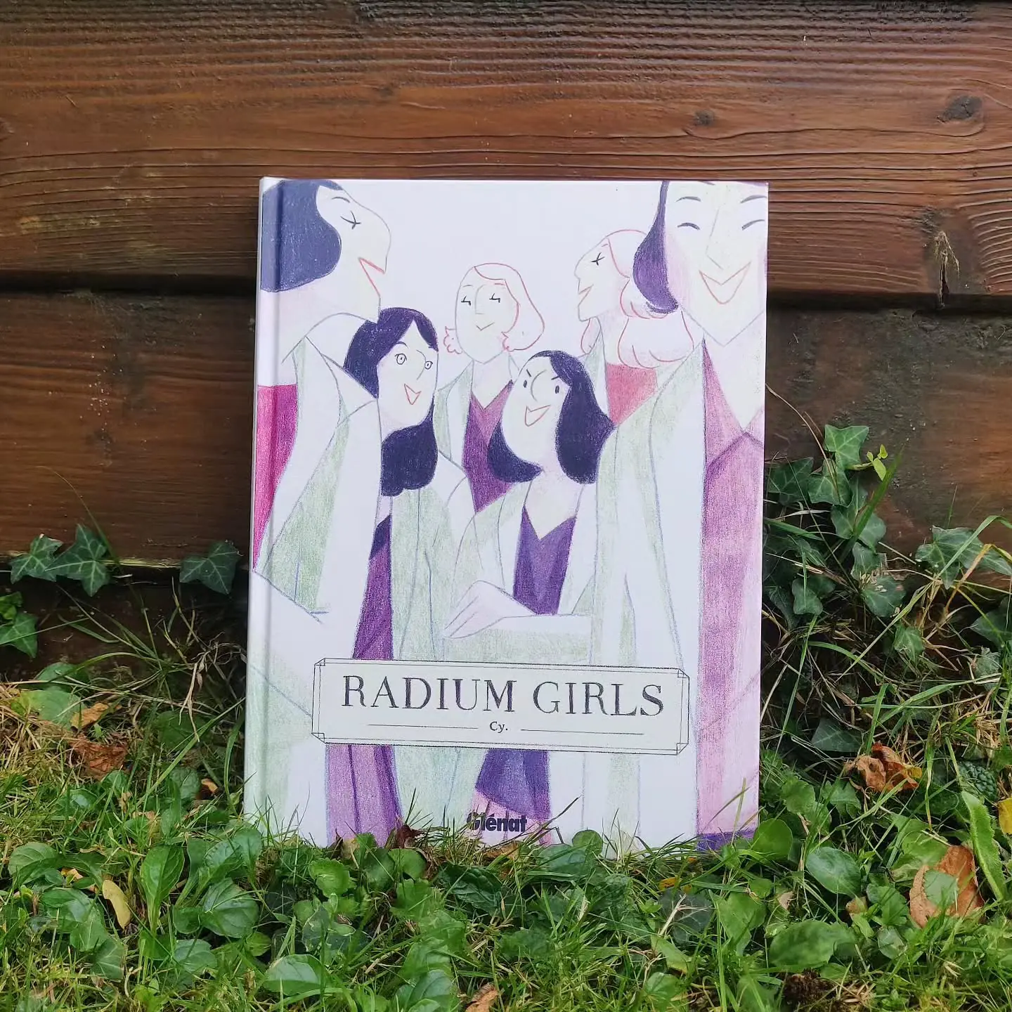 📚 Radium Girls - Cy 📚
.
Dans un roman graphique magnifiquement illustré, la dessinatrice et autrice Cy narre le terrible destin de ces ouvrières américaines, embauchées pendant la Première Guerre mondiale pour peindre au radium des cadrans de montres lumineux...
.
« Vous ne courez aucun danger, si ce n'est d'avoir un beau teint. »
.
#book #bookstagram #read #bookreview #igbooks #booklover